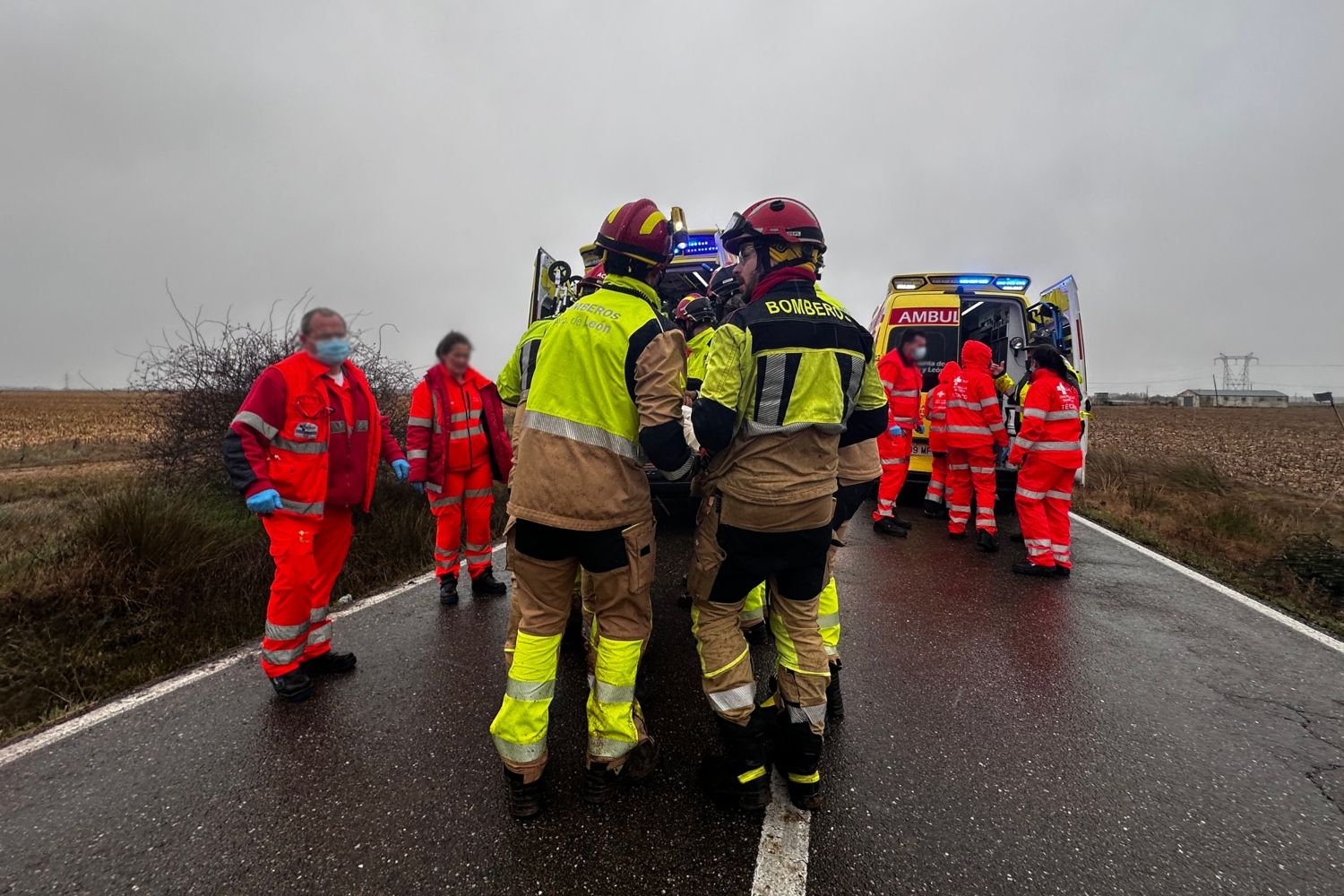 Los bomberos tienen que liberar a los ocupantes de un vehículo tras una colisión contra otro que también volcó en Cazanuecos (León)