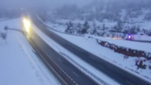 La nieve corta el trafico en la LE-126 a la altura de La Baña, mientras que en N-625 en Riaño y N-621 en Llánaves de la Reina los vehículos pesados tienen prohibido el paso