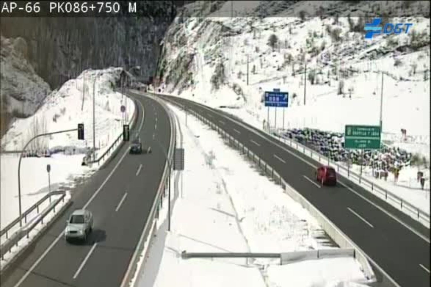 La nieve obliga a tomar precauciones en las conexiones entre León y Asturias, mientras que la LE-126, a la altura de La Baña, está totalmente restringida al tráfico