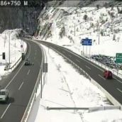 La nieve obliga a tomar precauciones en las conexiones entre León y Asturias, mientras que la LE-126, a la altura de La Baña, está totalmente restringida al tráfico