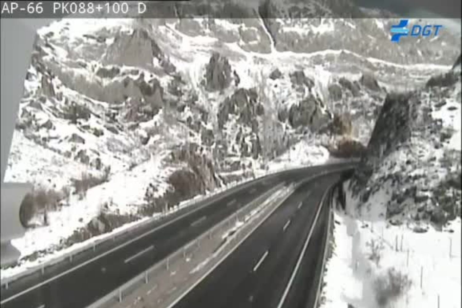 La nieve obliga a tomar precauciones en las conexiones entre León y Asturias, mientras que la LE-126, a la altura de La Baña, está totalmente restringida al tráfico