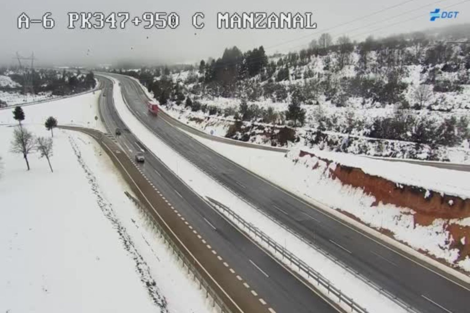 La nieve obliga a tomar precauciones en las conexiones entre León y Asturias, mientras que la LE-126, a la altura de La Baña, restringida al tráfico