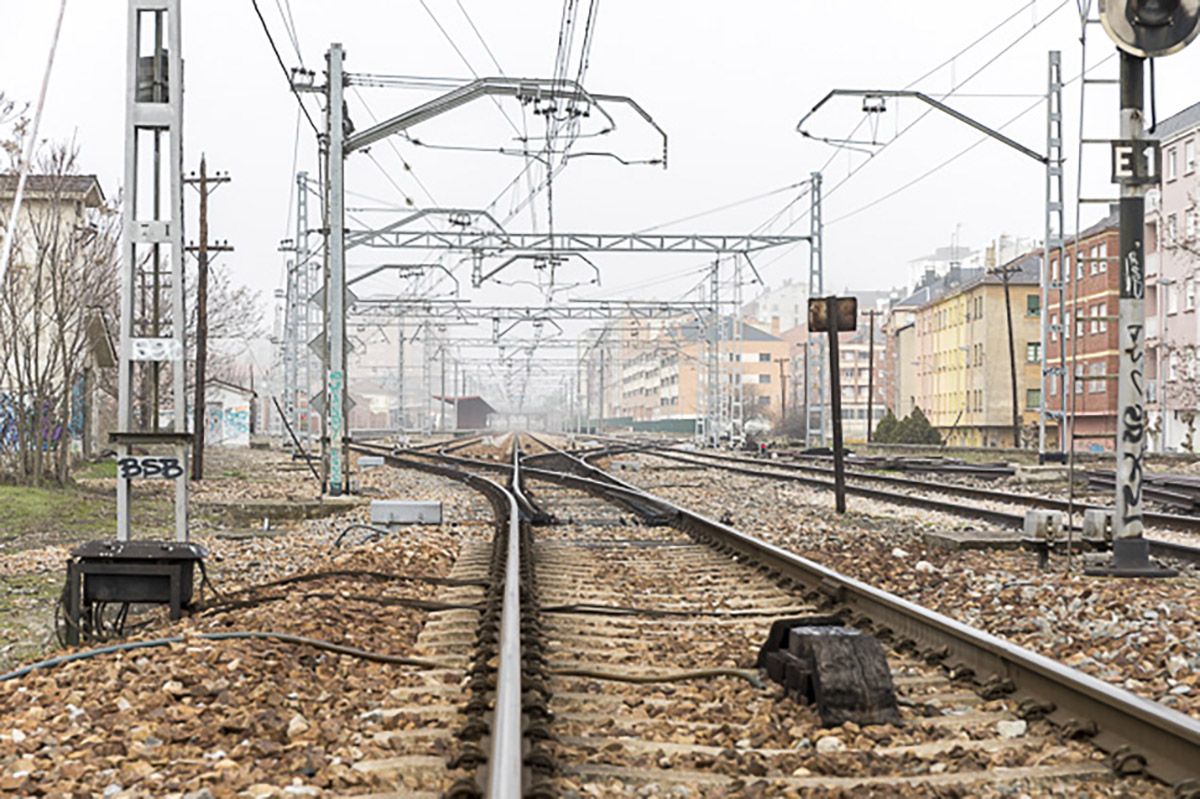 Vías de tren | Izquierda Unida insta al PSOE de León a exigir a Óscar Puente políticas de transporte efectivas en la provincia