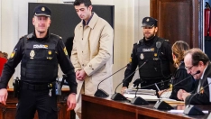 El jurado popular declara culpable de asesinato al joven que mató a otro de una puñalada en un botellón en León en 2021 El jurado popular declara culpable de asesinato al joven que mató a otro de una puñalada en un botellón en León en 2021