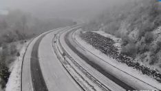 Carretera A-6 afectada por la nieve en el kilómetro 420