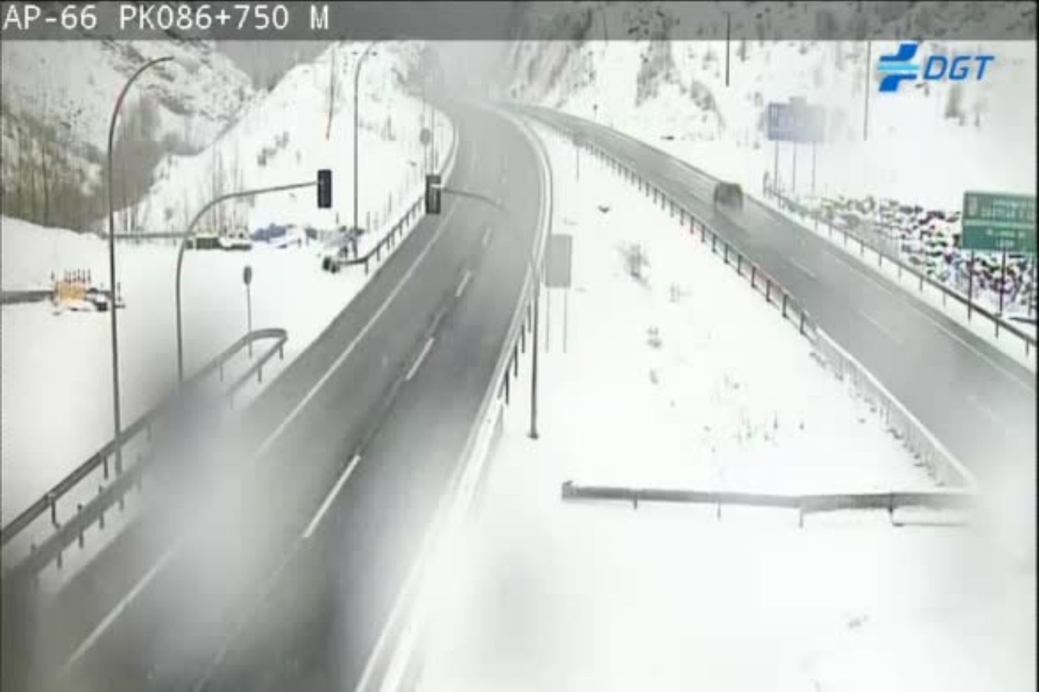 La nieve continúa afectando a las carreteras de León, prohibiendo la circulación de camiones en la AP-66, entre Caldas y Mora de Luna