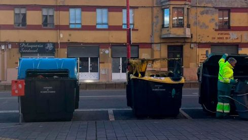 Sancionan con 2.500 euros tres jóvenes por quemar contenedores en San Andrés del  Rabanedo