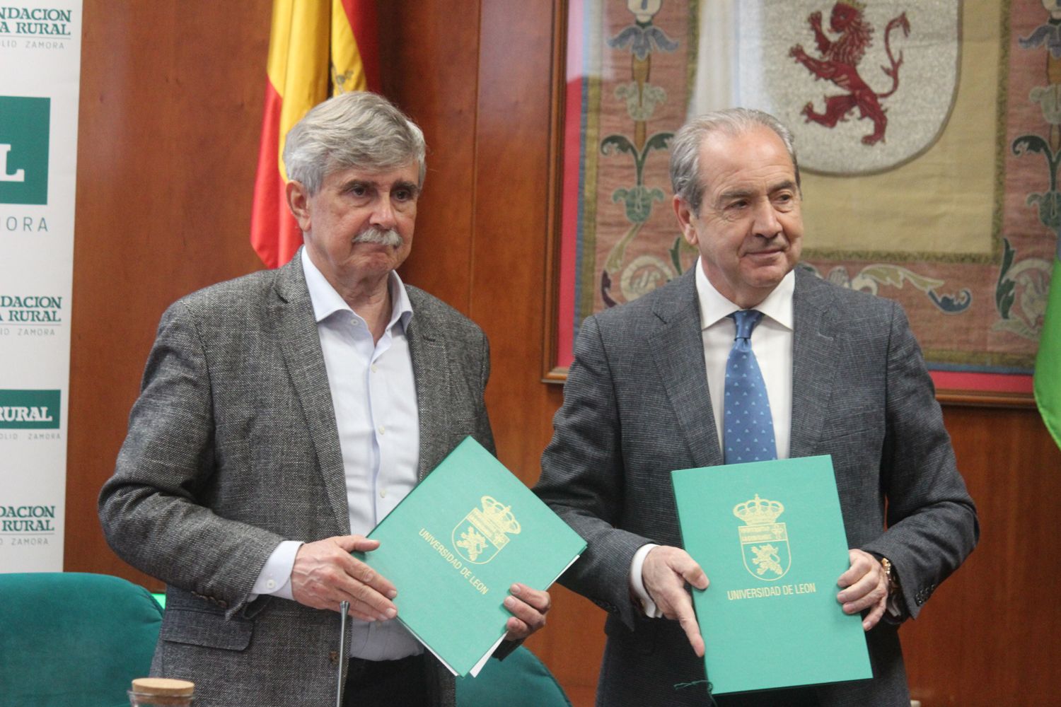 Firma del convenio de colaboración entre la ULE y Caja Rural de Zamora 