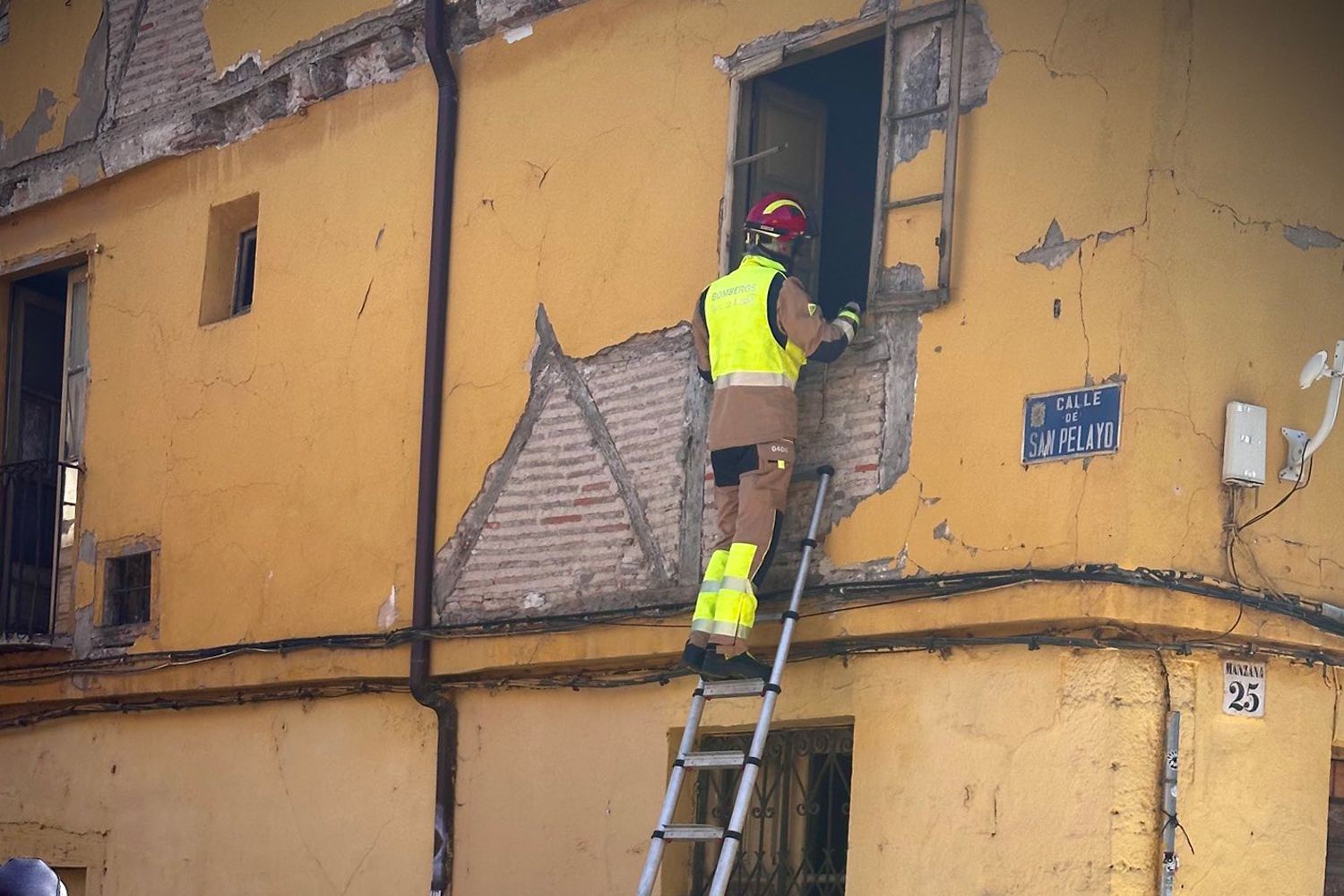 Avisan del peligro por desprendimiento de una fachada en pleno centro de León