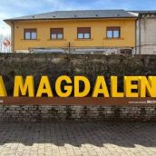 Letrero gigante de La Magdalena (León) montado por McDonald's | Foto: (IG) @cazurreo