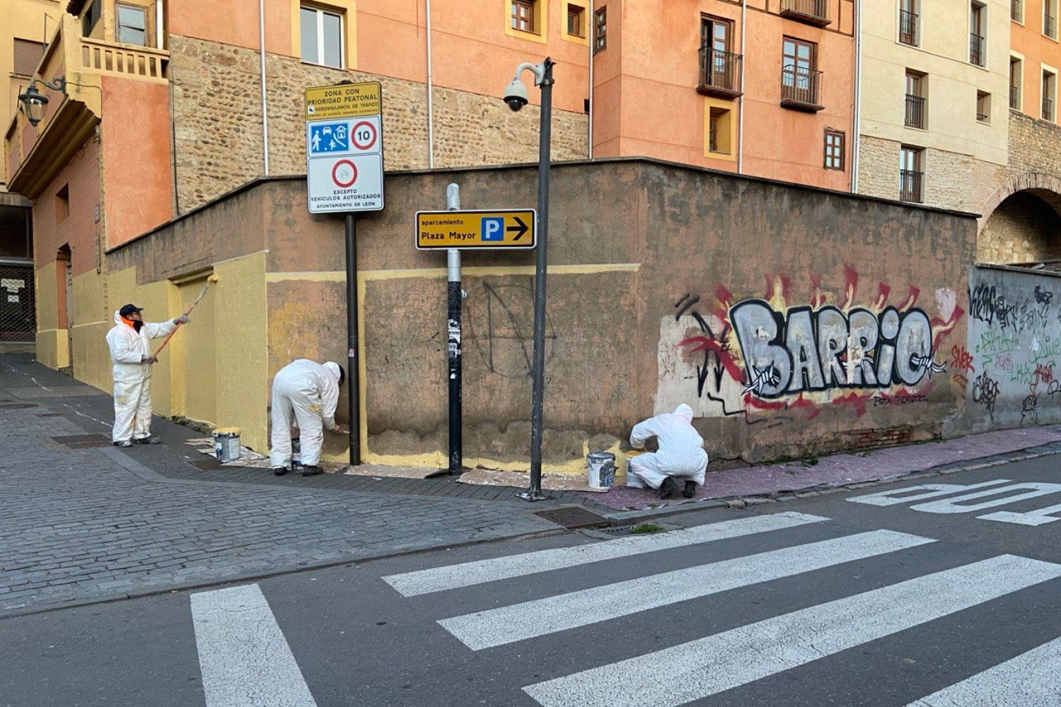 El Ayuntamiento de León comienza a eliminar los grafitis y pintadas del casco histórico