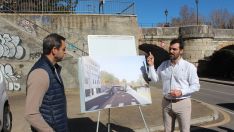 David Fernández, portavoz del PP en el Ayuntamiento León junto a la infografía de la propuesta