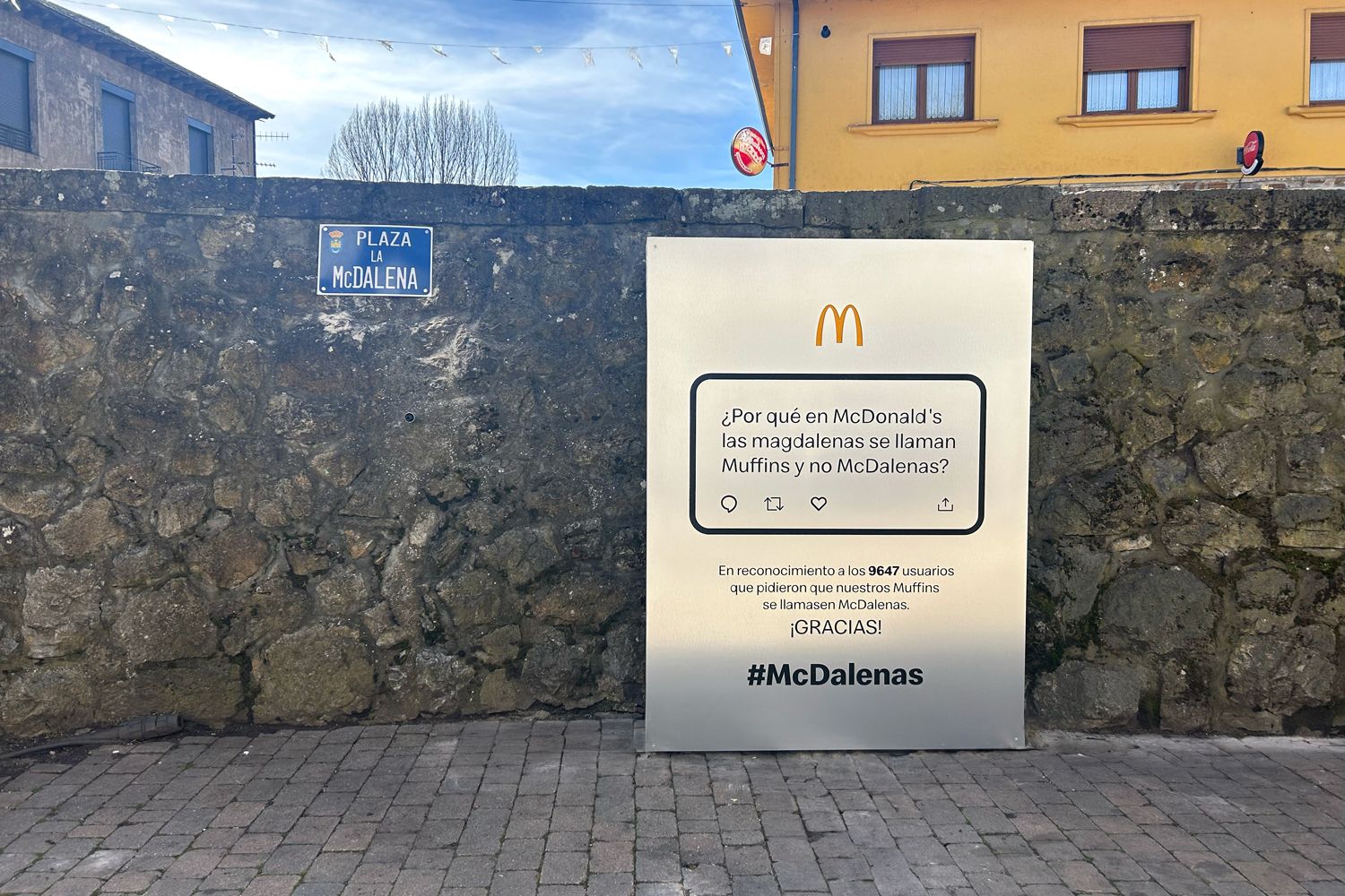 Letrero instalado en al nueva plaza la McDalena de La Magdalena (León)