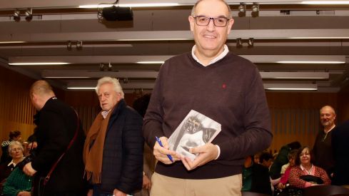 El periodista Javier Calvo presenta en ‘Yo, Isabel’ una visión de la política leonesa asesinada en 2014