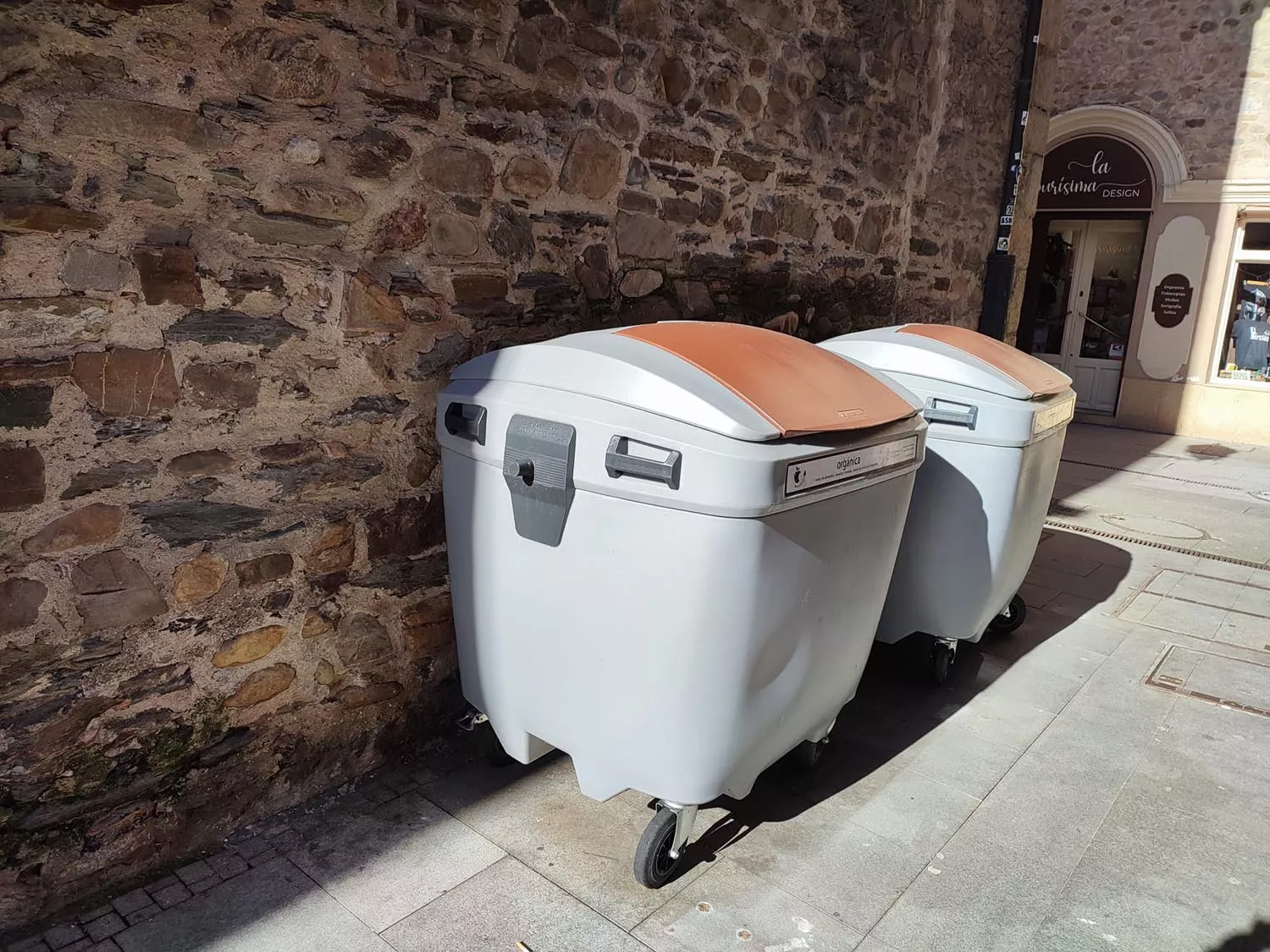 El TSJCyL anula la tasa de recogida y tratamiento de basuras para locales en Ponferrada El TSJCyL anula la tasa de recogida y tratamiento de basuras para locales en Ponferrada