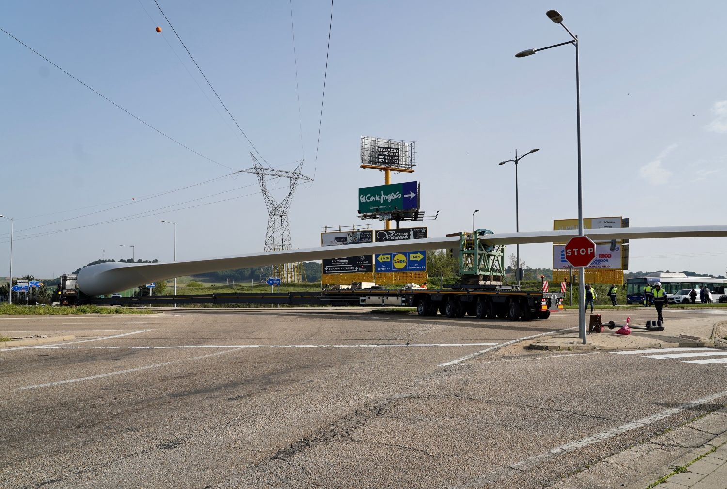 Tres camiones cargados con palas eólicas se atascan en la N 601 y bloquean el paso de vehículos | Leticia Pérez / ICAL.