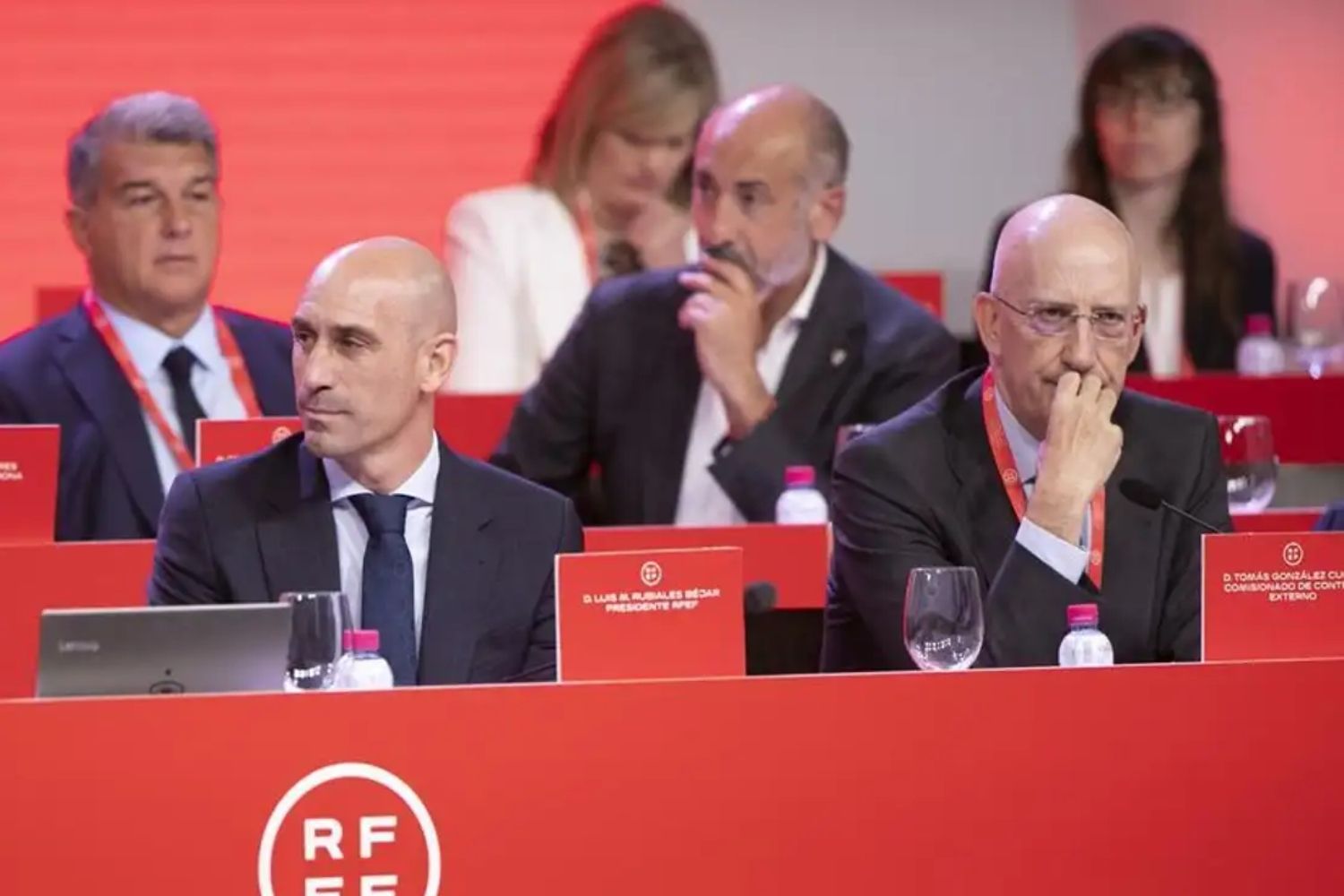 Luis Rubiales y Tomás González Cueto en una de las asambleas de la RFEF