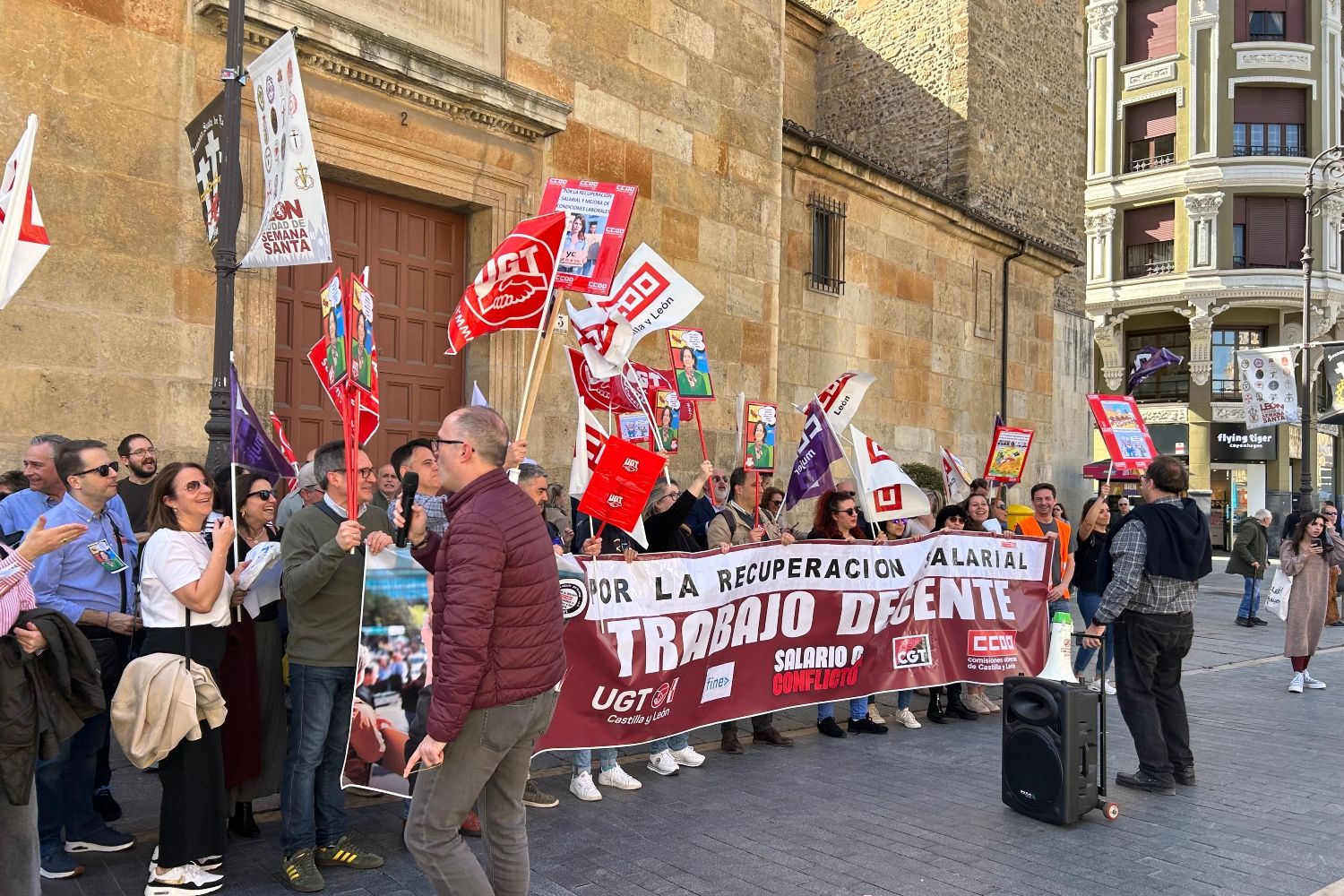 Los trabajadores de la banca en León salen a la calle para reclamar una subida salarial "razonable" y unas condiciones laborales "dignas"