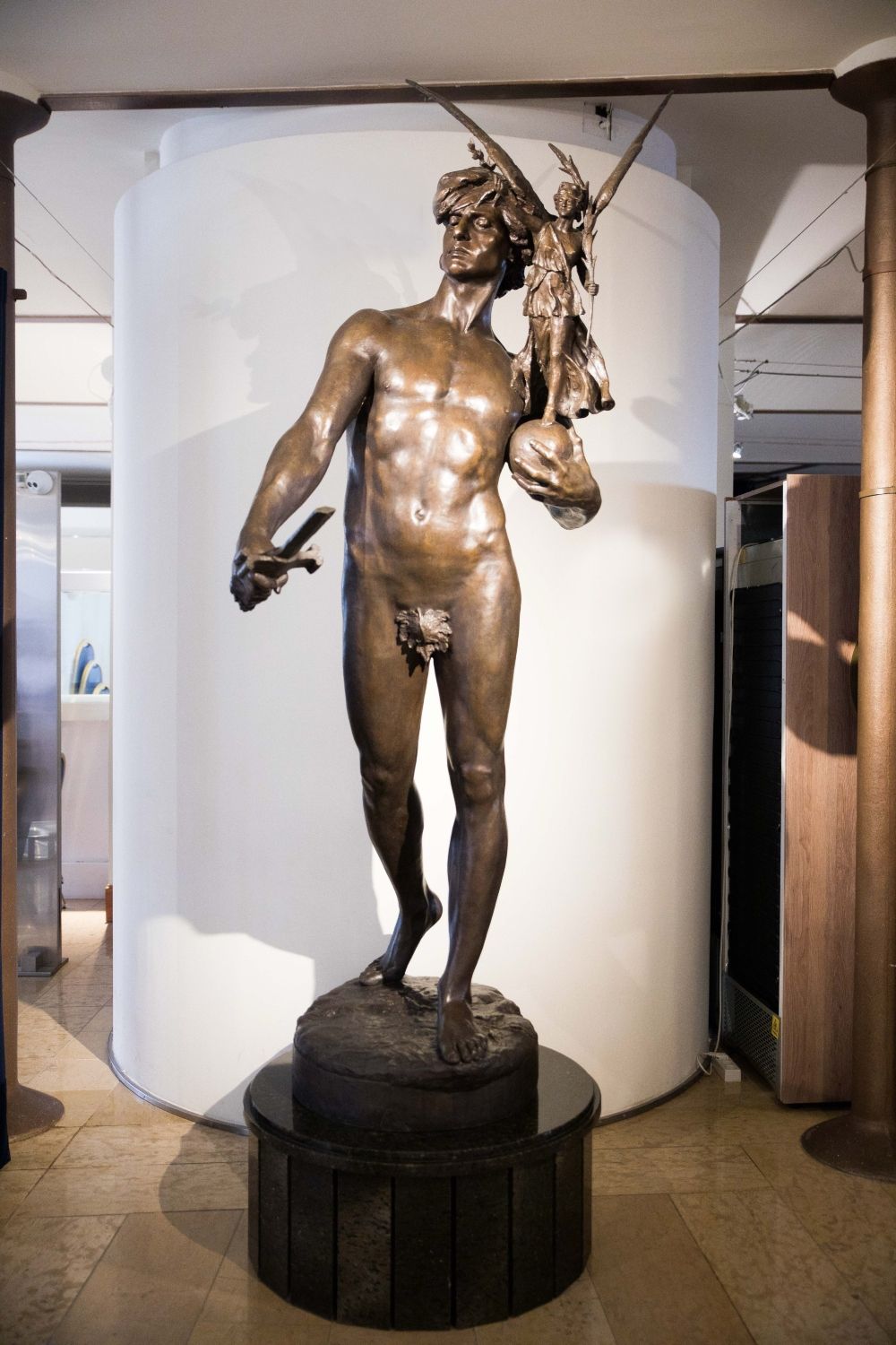 Agustín Querol, Héroe con una Victoria (1885) Agustín Querol, Héroe con una Victoria (1885)