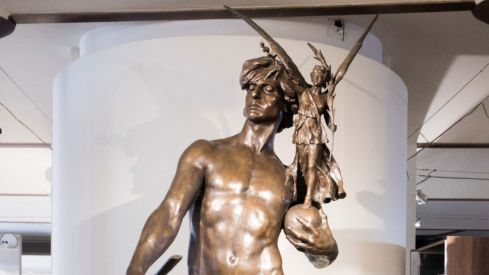 León se prepara para recibir una la escultura "Héroe con una Victoria" del escultor Agustín Querol