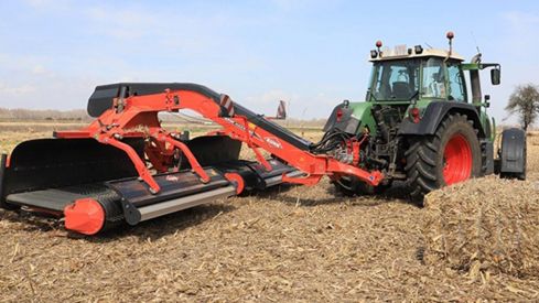 La empresa Reolum presenta su sistema de recogida de restos de la cosecha de maíz para animar a los agricultores de La Robla a aportarlos al proyecto de biomasa 