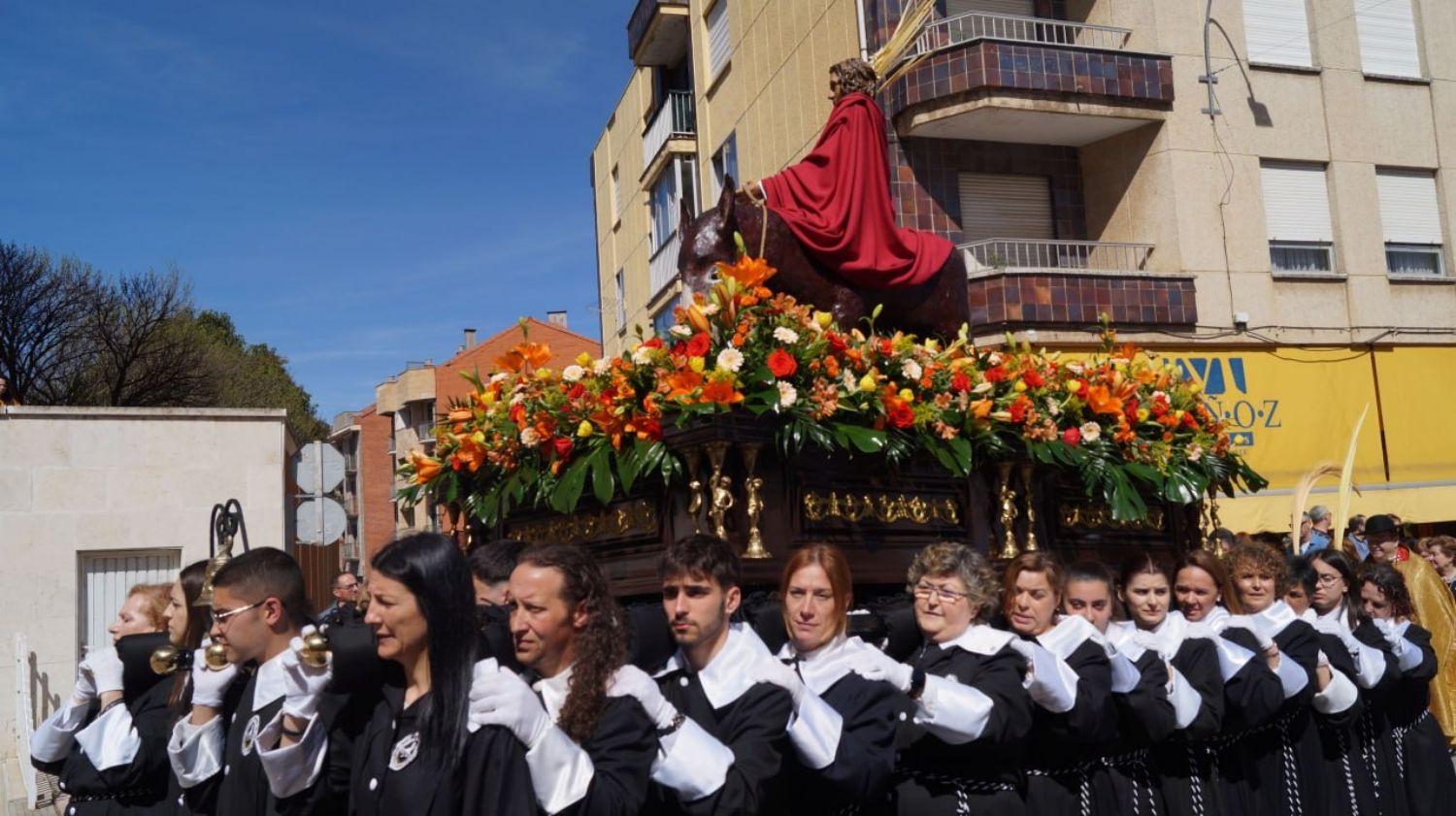 Las palmas del Domingo de Ramo salen en procesión por las calles de  Valencia de Don Juan