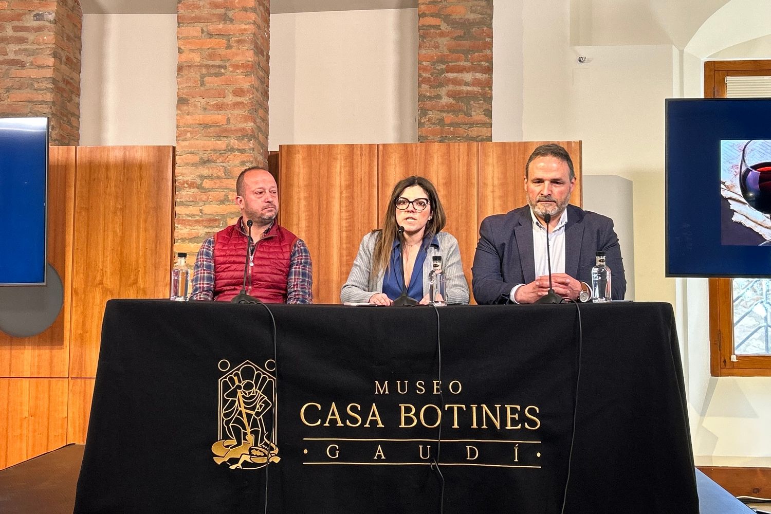 Bodega Fuentes del Silencio, Fundos y el Ayuntamiento de La Bañeza organizan una cata de vinos en el Museo Casa Botines 