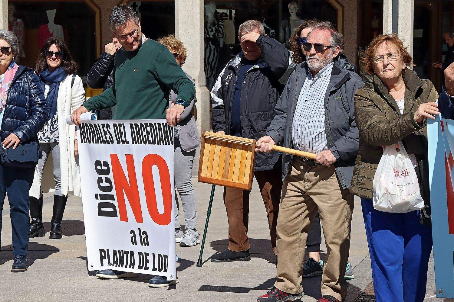 Manifestantes contrarios a la instalación de una planta de lodos se concentran en la plaza del Ayuntamiento de Astorga
