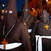 Cáritas integra a 14 reclusos del Centro Penitenciario de León y su Centro de Inserción Social como braceros en la Procesión del Perdón Cáritas integra a 14 reclusos del Centro Penitenciario de León y su Centro de Inserción Social como braceros en la Procesión del Perdón