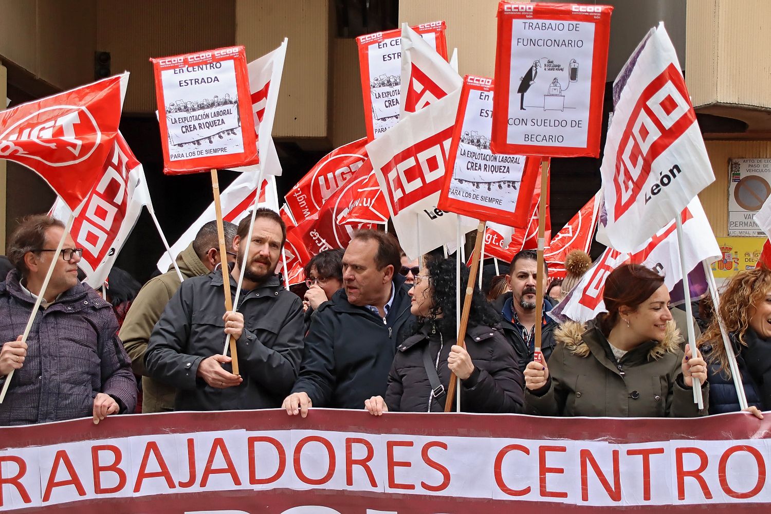 Concentración de trabajadores del Centro Estrada (2)