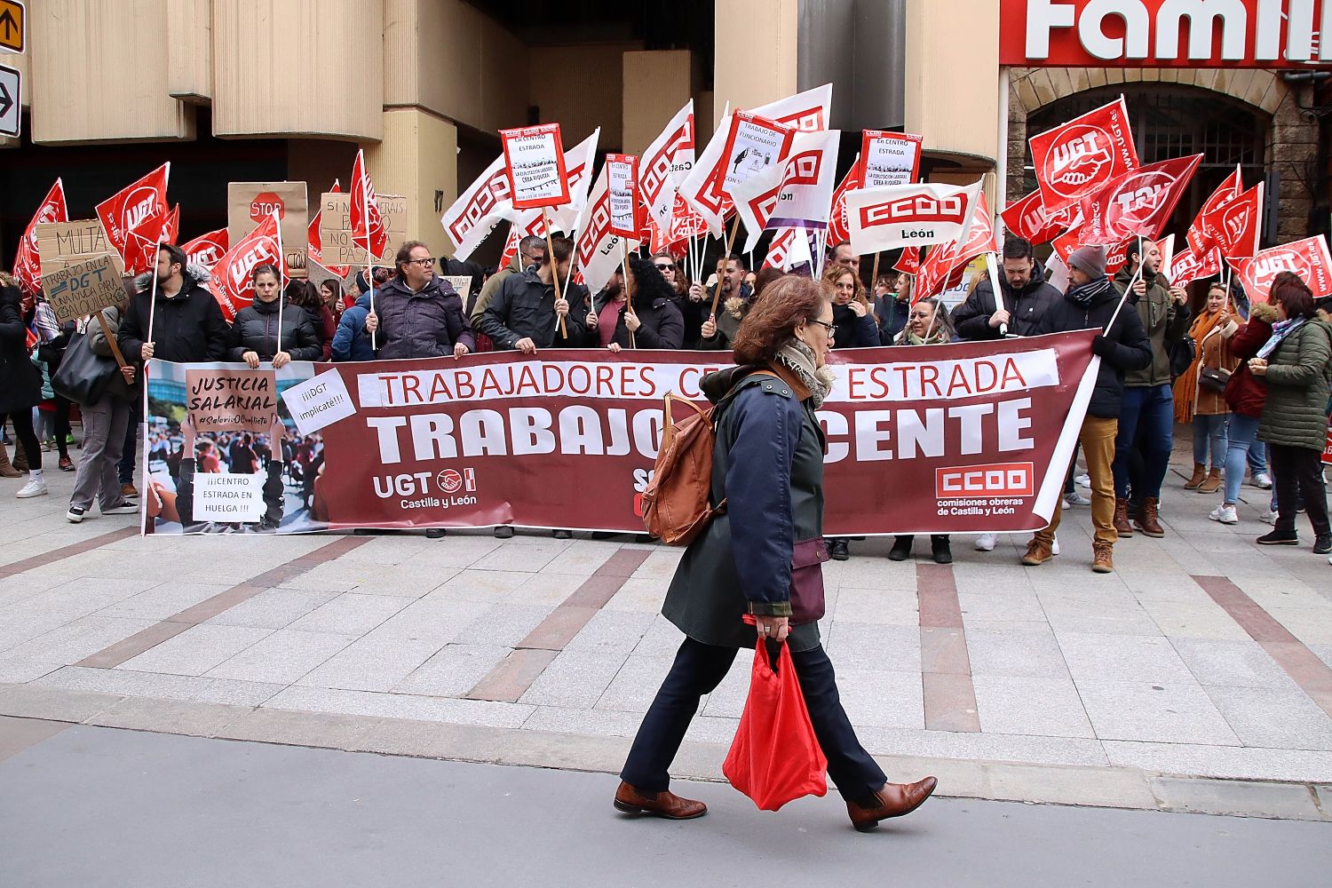 Concentración de trabajadores del Centro Estrada