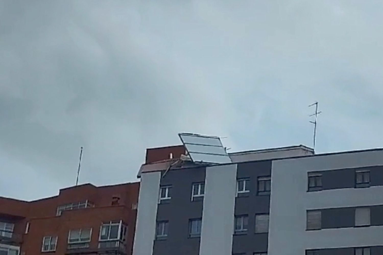El viento arranca una parte del tejado de un edificio de León