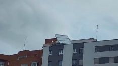 El viento arranca una parte del tejado de un edificio de León