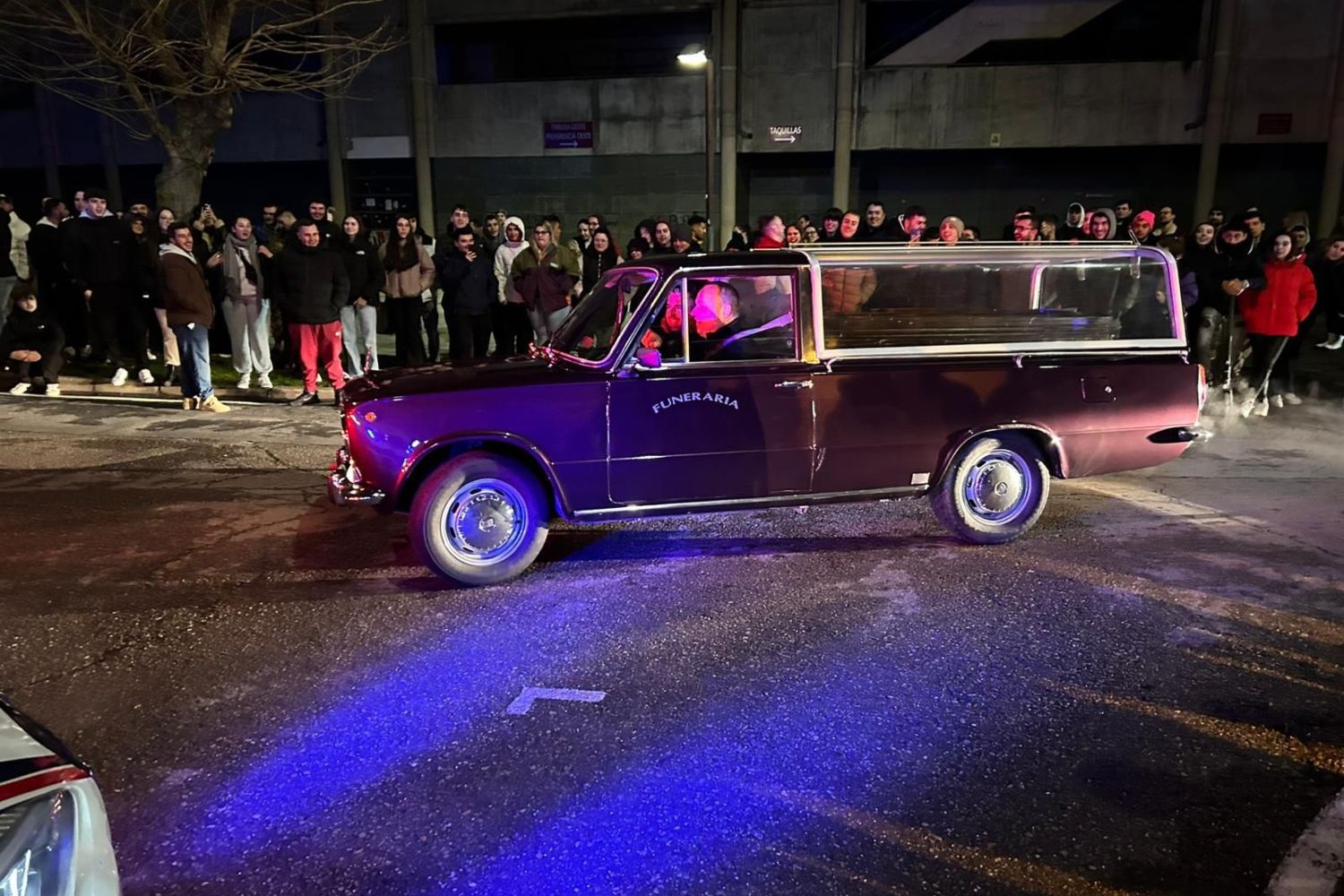 Un coche fúnebre interceptado por la policía durante el control nocturno del Viernes Santo en León