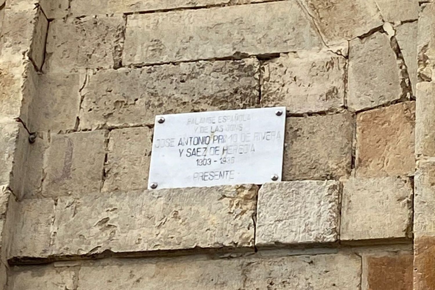 placa dedicada a la Falange en la fachada de la iglesia de San Marcelo