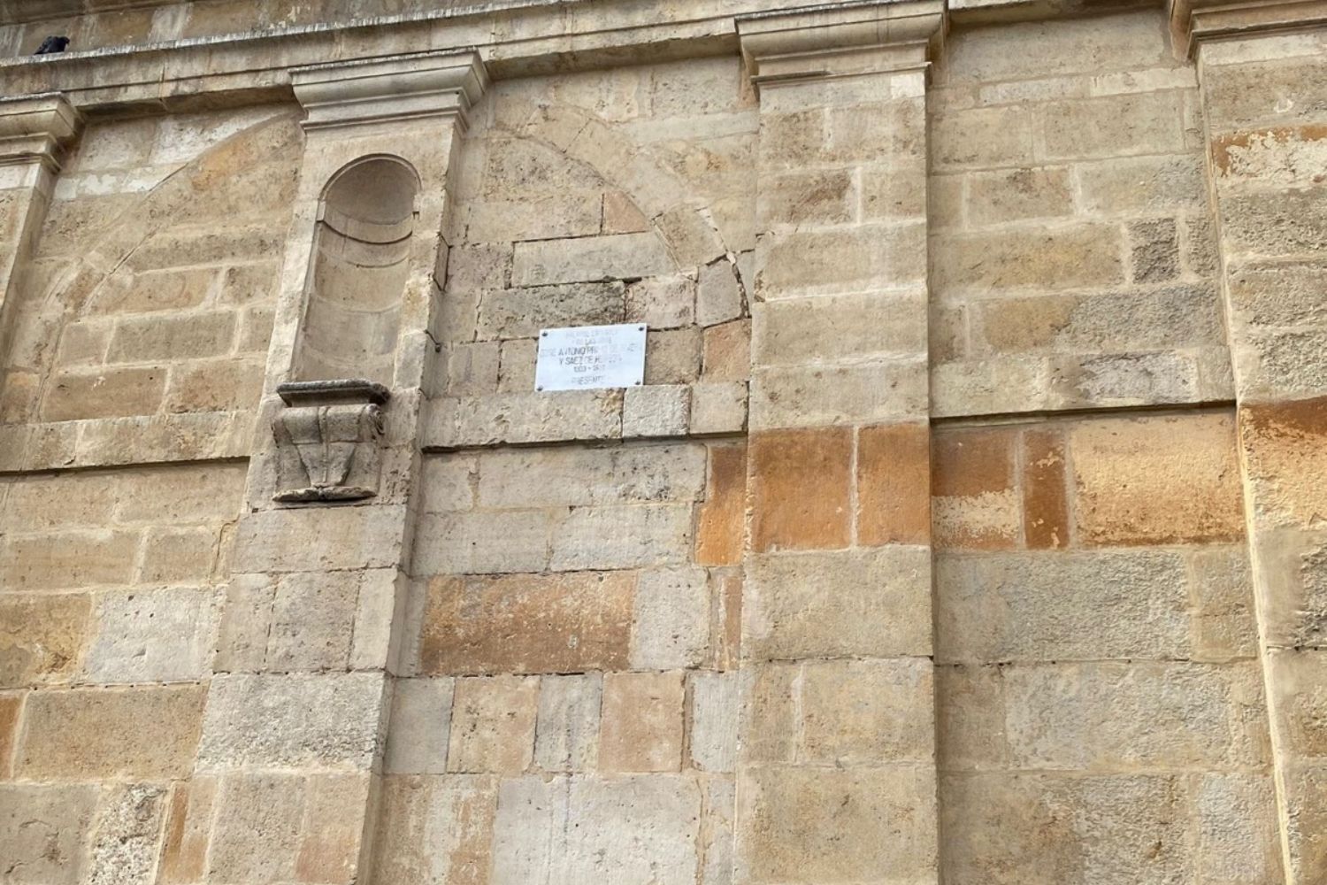 Placa dedicada a la Falange en la fachada de la iglesia de San Marcelo 