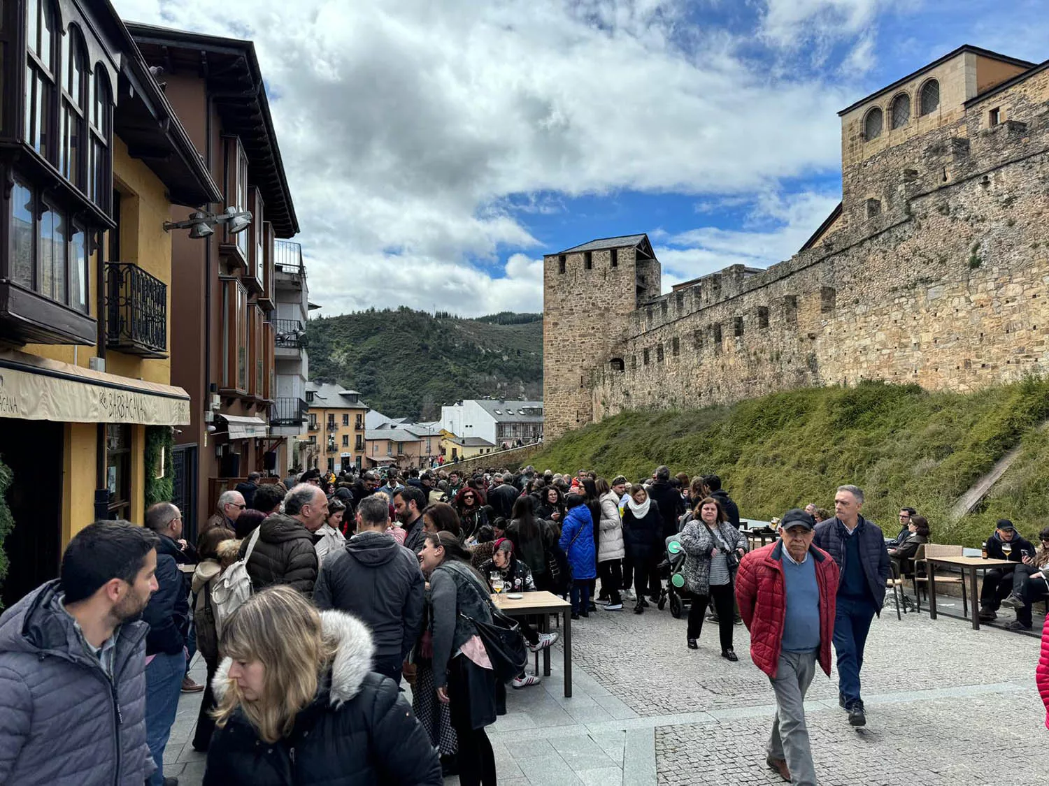 Turistas en el Castillo de Ponferrada
