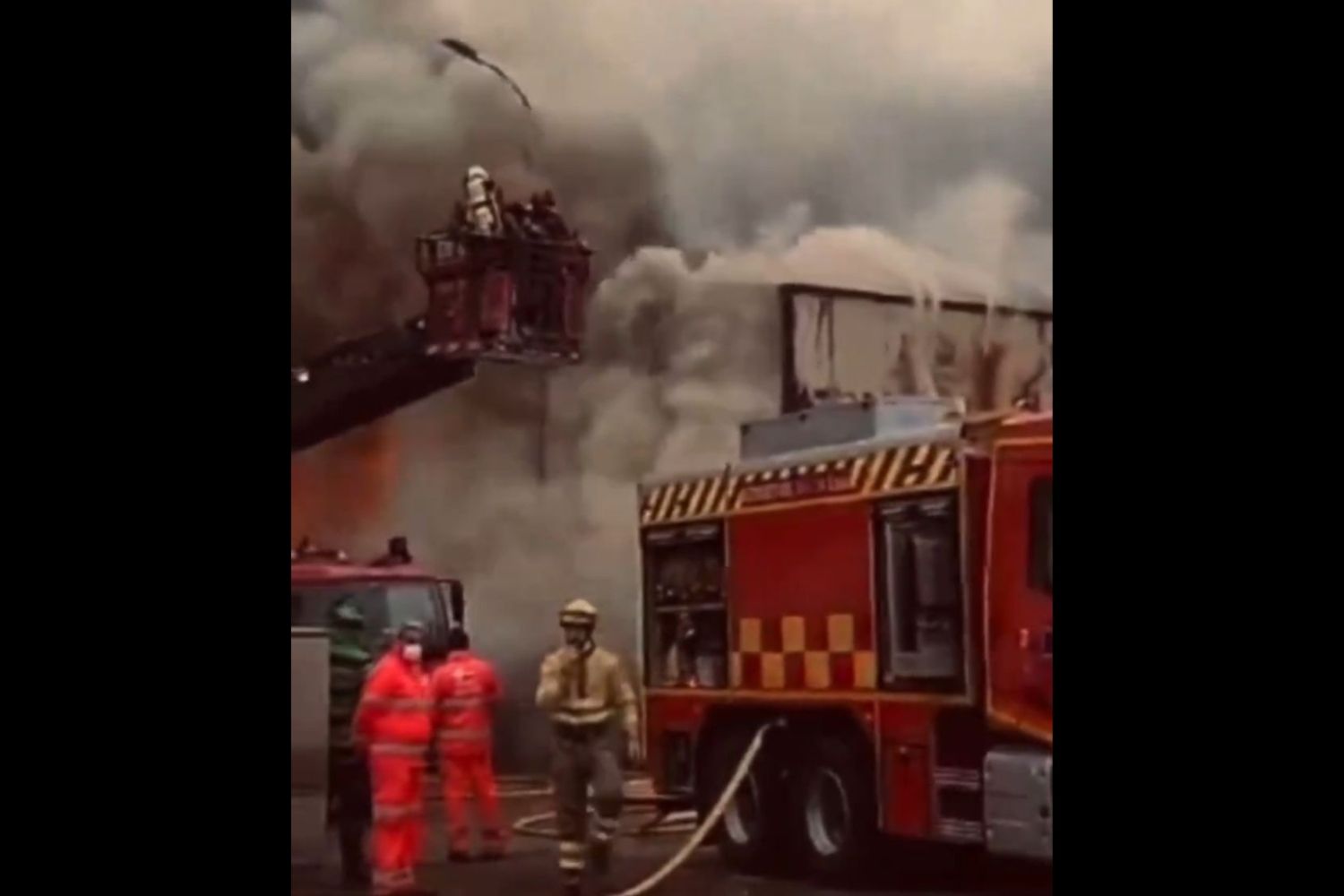 Los bomberos de León en el incendio de la fábrica de precocinados en Oteros de las Dueñas