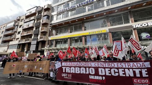 Manifestación de los trabajadores del Centro Estrada de León