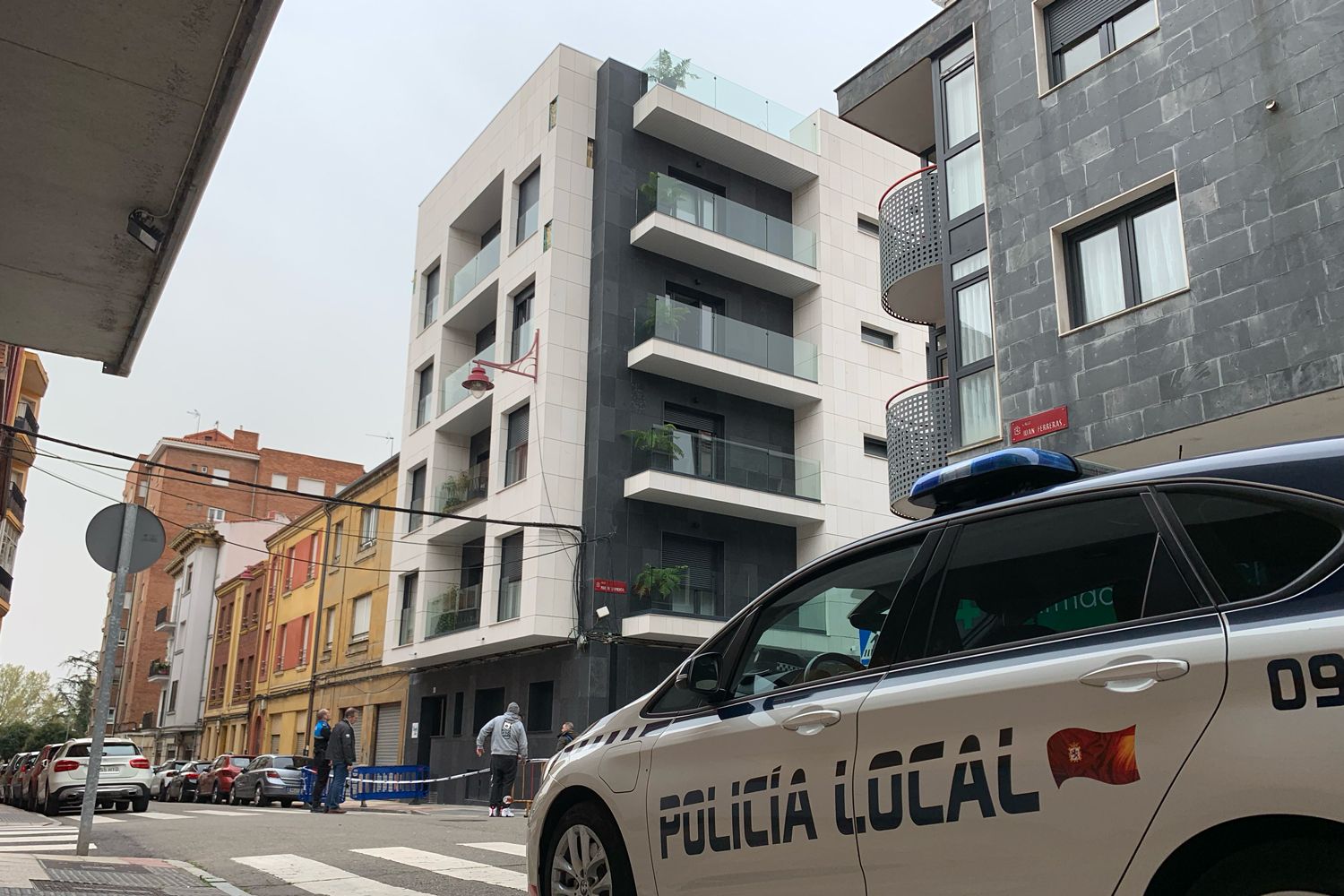 Se desprenden cuatro placas de un edificio en el barrio de San Claudio de León