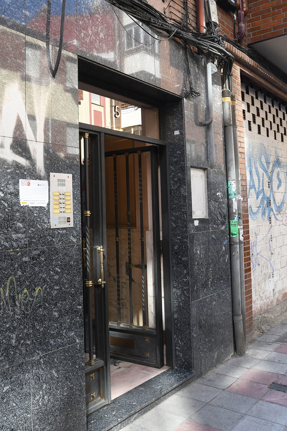  Portal de la calle Obispo Almarcha de León donde una mujer de mediana edad ha sido asesinada por arma blanca