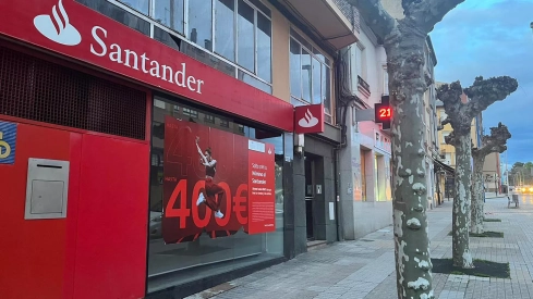 IU y Alantre denuncian las medidas del Banco Santander que dificultan el acceso a los servicios en la ciudad de León