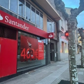 IU y Alantre denuncian las medidas del Banco Santander que dificultan el acceso a los servicios en la ciudad de León