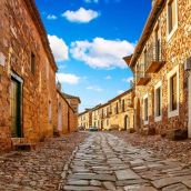 La Junta destina 125.000 euros a la pavimentación de una vía de difícil tránsito en Castrillo de los Polvazares (León)