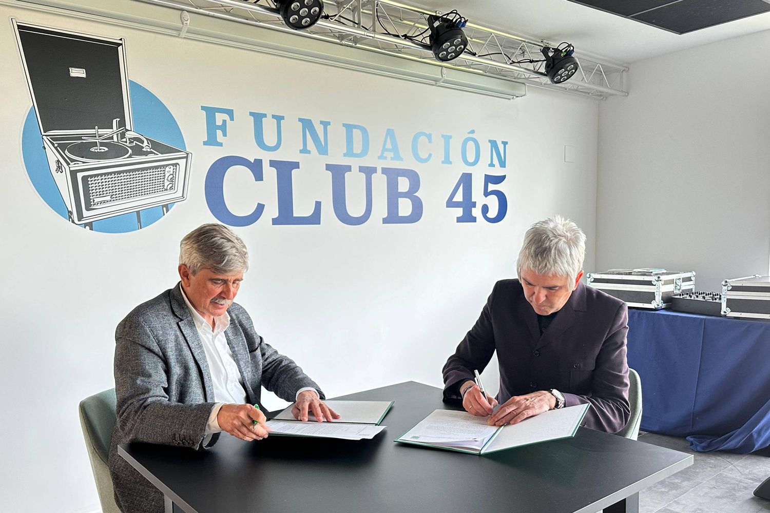 ULE y la Fundación Club 45 firman un convenio para impulsar actividades de promoción de la cultura pop