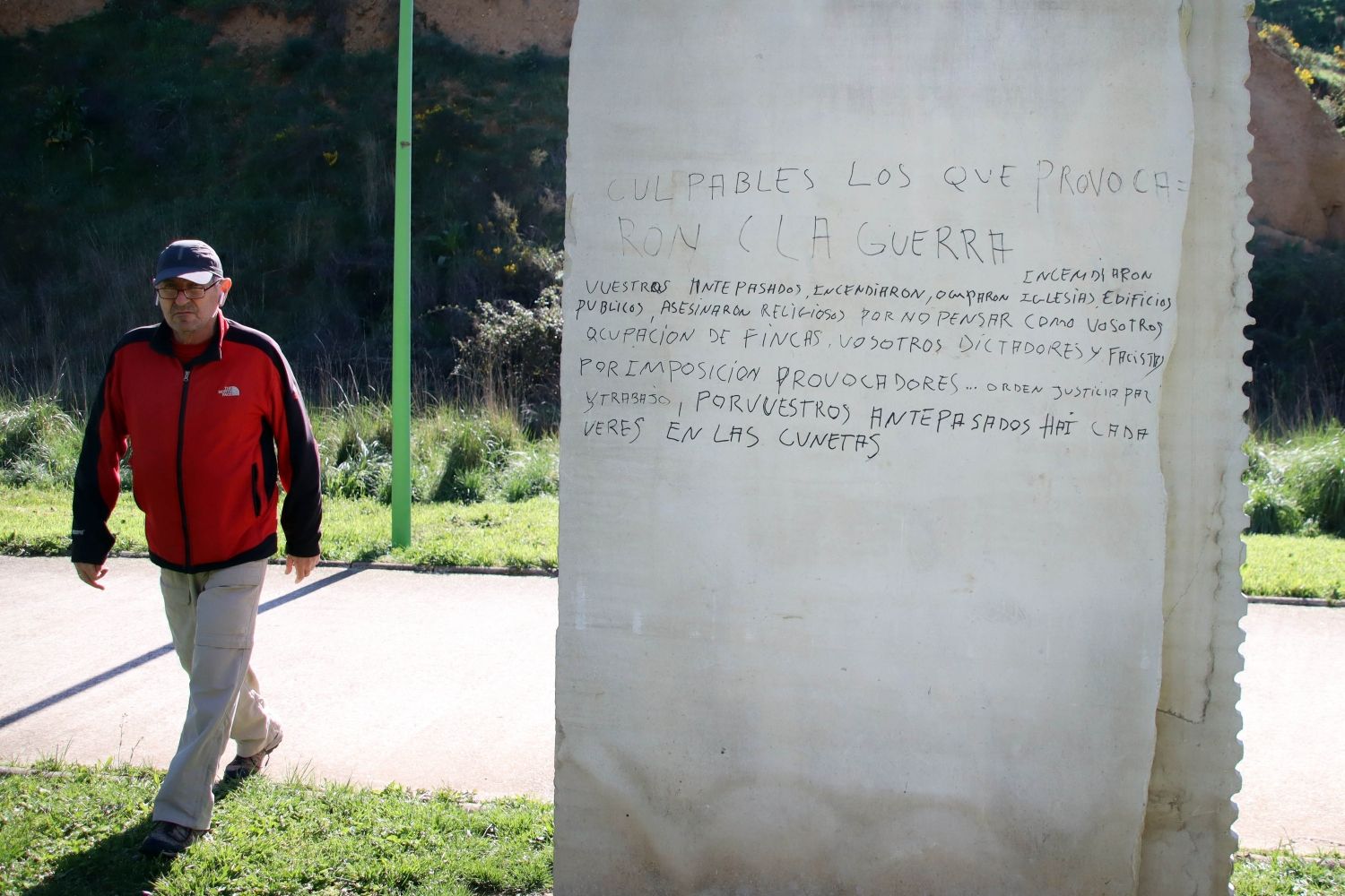 Vandalizan el monumento en homenaje a los fusilados del franquismo en el Campo de Tiro de Puente Castro en León | Peio García / ICAL