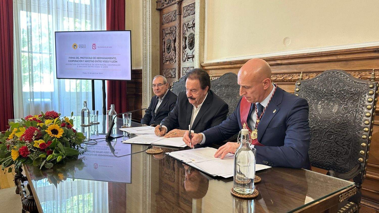 Firma del hermanamiento entre León y Viseu (2)