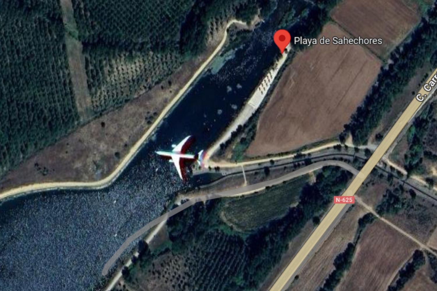 Google Maps detecta un extraño avión en el Lago Sahechores (León)