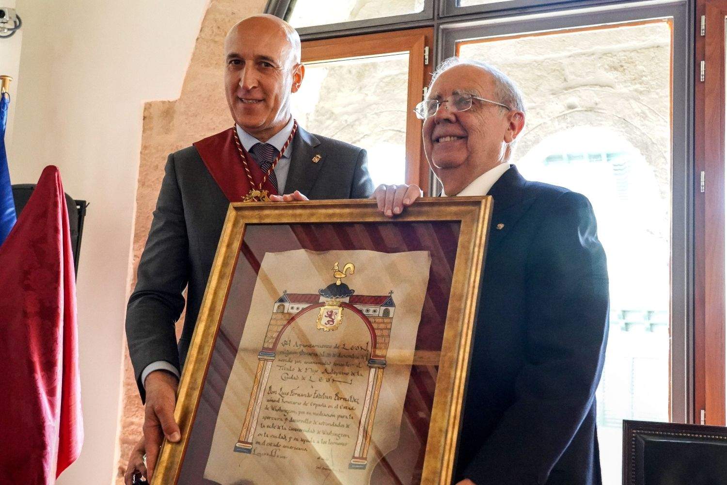 Título de Hijo Adoptivo al cónsul honorario de España en Washington | Campillo / ICAL