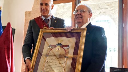 Título de Hijo Adoptivo al cónsul honorario de España en Washington | Campillo / ICAL